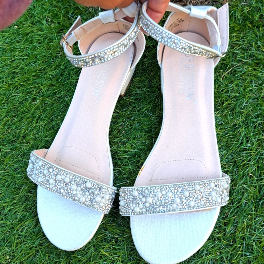 NWOT De Blossom White & Silver Jeweled Ankle strap Sandles 7.